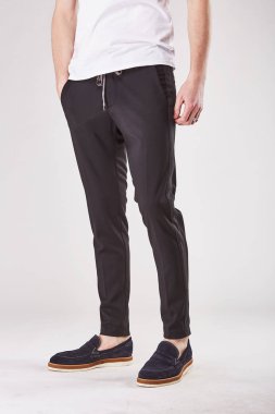 Işık Studio trendy koyu kahverengi chinos ve siyah ayakkabılar duran adam