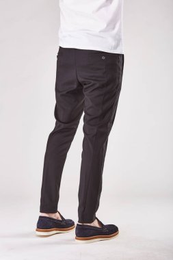 Işık Studio trendy koyu kahverengi chinos ve siyah ayakkabılar duran adam