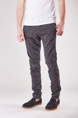 Işık Studio trendy gri ve kahverengi chinos ve siyah ayakkabılar duran adam