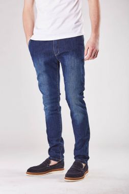 Işık Studio trendy koyu mavi kot pantolon ve siyah ayakkabılar duran adam