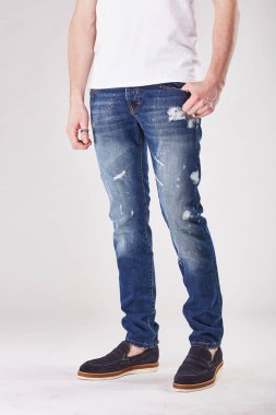 Adam trendy koyu mavi kot kot pantolon ve siyah ayakkabı Işık Studio poz