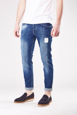 Işık Studio trendy mavi kot kot pantolon ve siyah ayakkabılar duran adam