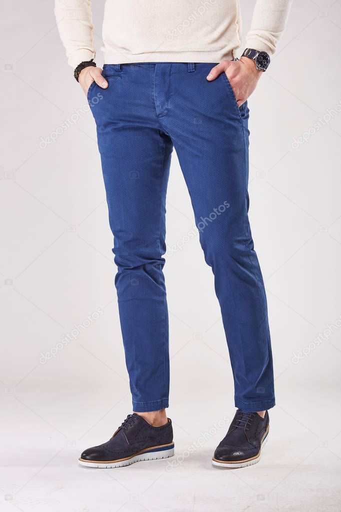 El hombre esta de pie en el estudio de luz en pantalones azules profundos de moda y zapatos negros Foto de stock mochak 146228379