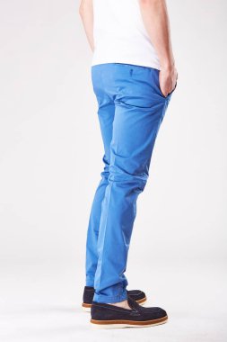 Adam trendy mavi chinos ve siyah ayakkabılar Işık Studio poz
