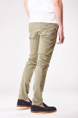 Adam trendy yeşil pantolon ve siyah ayakkabı Işık Studio poz