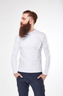 Genç adam ile yazdırma ve mavi chinos trendy beyaz uzun kollu gömlek Studio poz sakallı