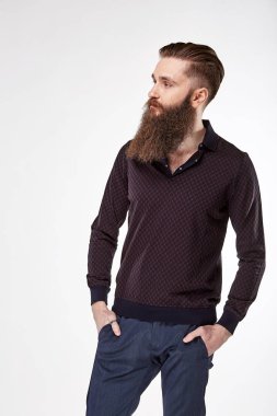 Genç adam Studio trendy kahverengi uzun kollu gömlek basılı ve mavi chinos ile poz sakallı