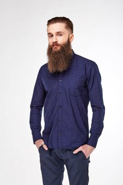 Genç adam Studio moda mor gömlek ve Mavi pantolon poz sakallı