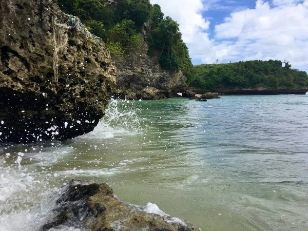 Grande vista delle gocce d'acqua dell'oceano nella baia, con riva rocciosa da parte e alberi tropicali verdi su di esso in Asia — Foto Stock