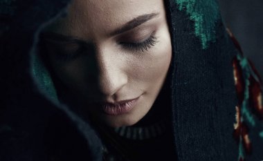 Uzun kahverengi saçlı şaşırtıcı genç seksi kadın yerde karanlık Studio poz ile geleneksel Ukrayna süsleme, kırmızı elbise giymiş closeup portresi