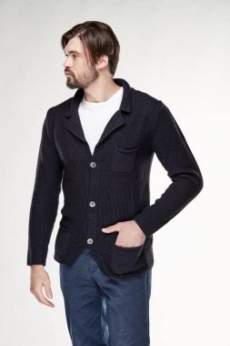 Çekici genç seksi erkek modeli ile cepler ve koyu mavi pantolon Işık Studio ile koyu gri süveterli poz koyu saç ve sakal 