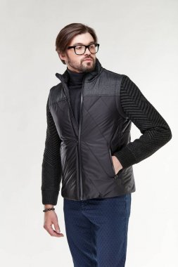 Sakal ve siyah saçlı siyah ceket ve koyu mavi pantolon Işık Studio poz ile çekici genç seksi erkek modeli 