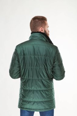 Sıcak yeşil ceket ve koyu mavi pantolon Işık Studio poz sakallı yakışıklı genç modeli 