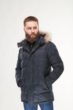 Çekici genç seksi erkek modeli siyah kış ceket ve koyu mavi pantolon Işık Studio poz sakallı 