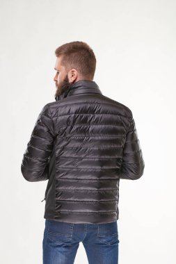 Genç seksi model siyah sıcak ceket ve kot Işık Studio poz sakallı adam 