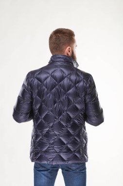 Koyu mavi sıcak ceket ve koyu mavi jeans Işık Studio poz sakallı yakışıklı genç modeli 