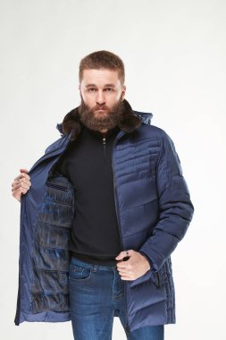 Koyu mavi kış ceket ve koyu mavi jeans Işık Studio poz sakallı modeli genç adam 