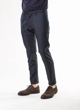 Adam model klasik karanlık pantolon ve Işık Studio kahverengi ayakkabı poz 