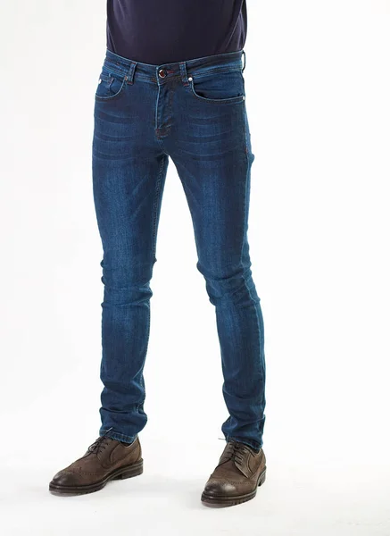 Modelo hombre posando en jeans azul oscuro y zapatos marrones en estudio ligero — Foto de Stock