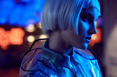 Fütüristik neon ışıklı yakın bir kız portresi ipeksi bluz ve şeffaf yağmurluk giymiş beyaz bob saç modeli ile
