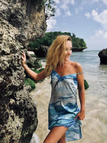 Сексуальна Блондинка Жінка Шовкові Сукні Диких Берега Скелі Острові Балі — стокове фото