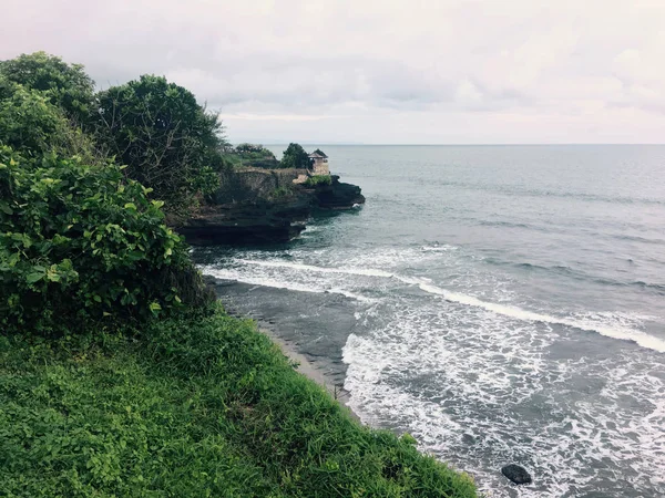 Kayalar Ağaçlar Tropikal Okyanus Dalgalarının Bali Kıyısında Peyzaj — Stok fotoğraf