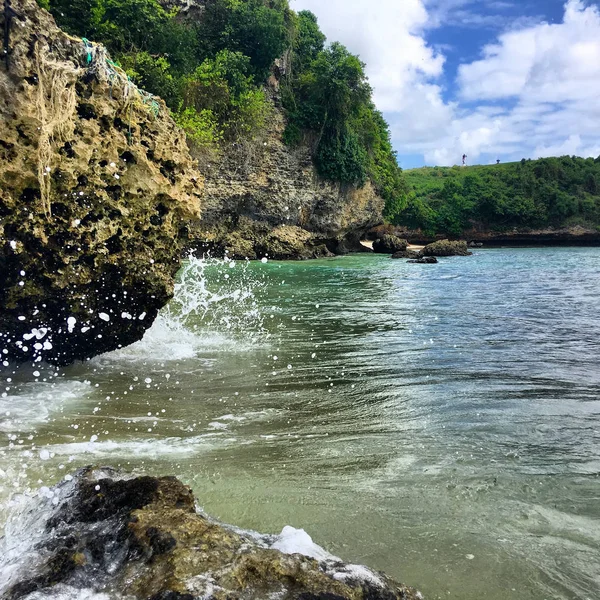 Paesaggio Incredibile Verdi Rocce Onde Oceaniche Delle Rive Bali — Foto Stock