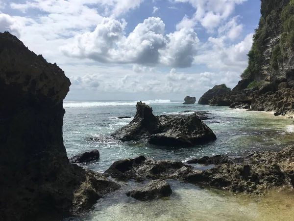 Bellissimo Paesaggio Estivo Rocce Onde Oceaniche Delle Rive Bali — Foto Stock