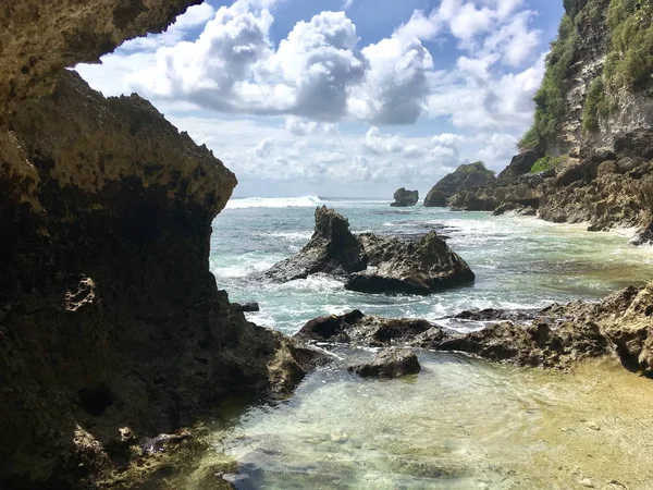 Bellissimo Paesaggio Estivo Rocce Onde Oceaniche Delle Rive Bali — Foto Stock