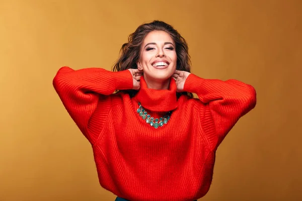 Brillante Retrato Atractiva Mujer Morena Sonriente Con Suéter Rojo Anaranjado — Foto de Stock