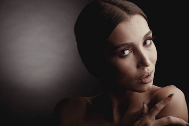 Kahverengi gözleri ile şık ve seksi esmer kadın portresi karanlık stüdyo