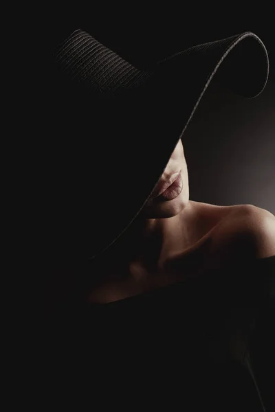 Драматичний Студійний Портрет Елегантної Жінки Чорному Широкому Капелюсі Чорному Платті — стокове фото