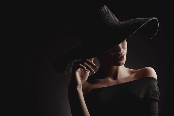 Dramático Retrato Estudio Oscuro Mujer Elegante Sombrero Ancho Negro Vestido —  Fotos de Stock