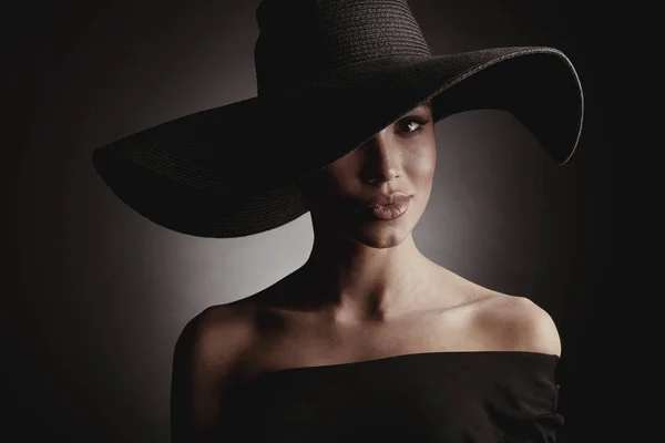 Dark Studio Portrait Elegant Sexy Woman Black Wide Hat Black — Stock Photo, Image