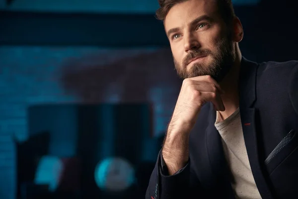 Retrato Homem Bonito Pensativo Com Cabelo Escuro Barba Bigode Usando — Fotografia de Stock