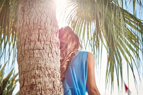 年轻漂亮的女人模型与一头乌黑的长发 穿着长长的蓝色裙子上令人惊叹的热带视图背景在夏天的肖像 — 图库照片
