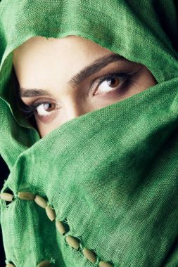 Yakın çekim studio moda portre olan güzel koyu renk gözleri yeşil hijab giyen kadın. Gizli yüz, gören gözler.