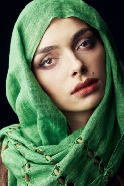 Doğu stil yakın çekim stüdyo portre çekici kadın yeşil hijab giyen büyük dudaklar ve dudaklar, yakınındaki doğum lekesi.
