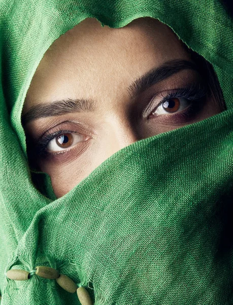Крупним Планом Портрет Жінки Красивими Темними Очима Зеленому Хіджабі Приховане — стокове фото