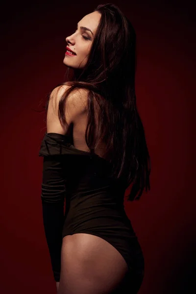 Retrato Escuro Mulher Bonita Linda Sedutora Com Longos Cabelos Escuros — Fotografia de Stock