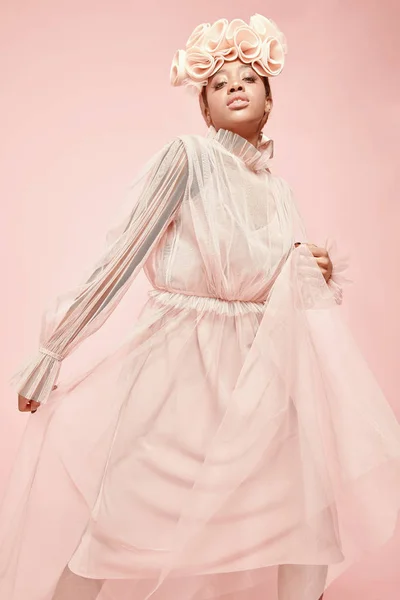 Potret Busana Wanita Kulit Hitam Menarik Mengenakan Gaun Tulle Bubuk — Stok Foto