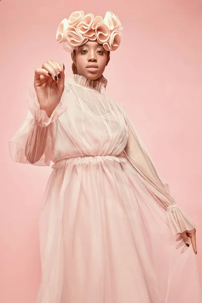 Potret Studio Lembut Dari Wanita Hitam Cantik Mengenakan Gaun Tulle — Stok Foto