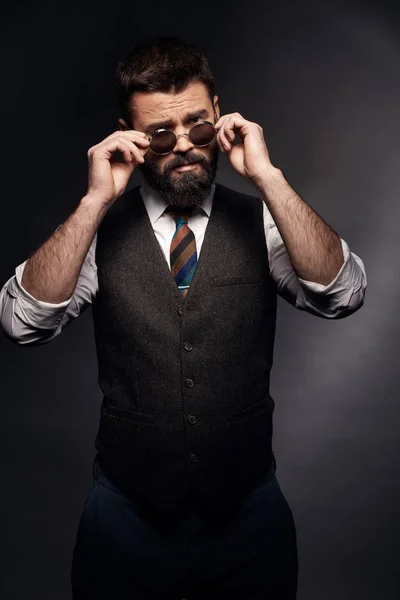 Baixo Retrato Chave Homem Sério Com Cabelo Escuro Bigode Barba — Fotografia de Stock