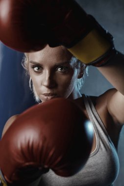 Seksi sarışın boksör kadın kırmızı boks eldiven önünde ışık gözleri ile yakın çekim portre