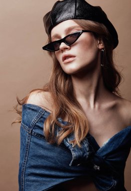 Moda portre deri bere şapka, denim ceket ve kedi güzel genç kadının göz retro güneş gözlüğü
