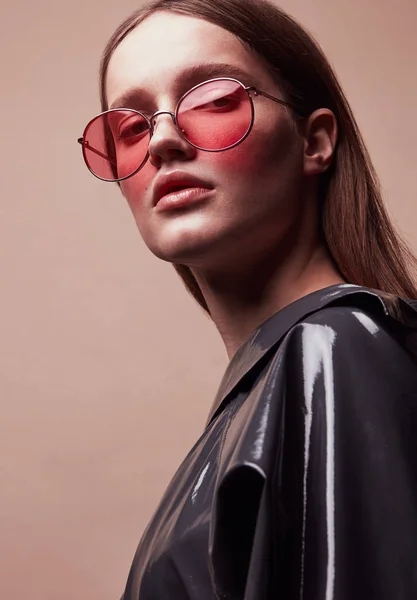 Retrato Moda Una Hermosa Mujer Joven Gafas Sol Redondas Rojas — Foto de Stock