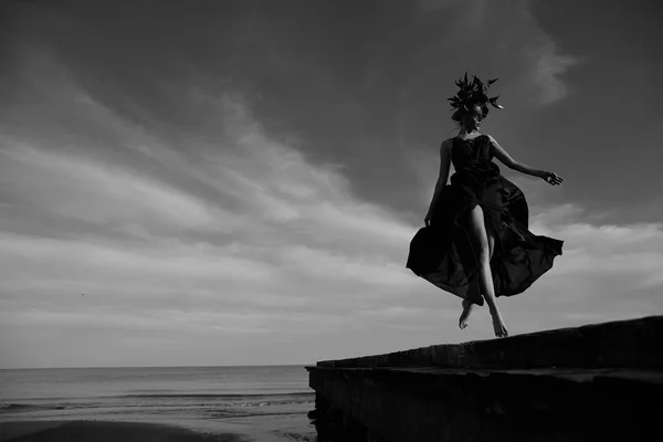 Чорно Білий Динамічний Портрет Повного Тіла Елегантної Жінки Шикарній Сукні — стокове фото