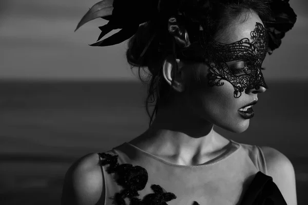 黒と白の頭の上の黒い花と黒レースのマスク顔にドレスと花の王冠の美しい若い女性の劇的な肖像画 海の背景 — ストック写真