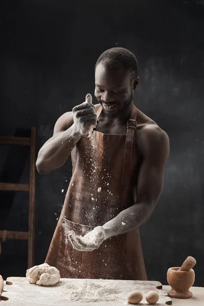 Σκουρόχρωμος Νεαρός Άνδρας Που Στέκεται Καφέ Δερμάτινη Ποδιά Γυμνό Κορμό — Φωτογραφία Αρχείου
