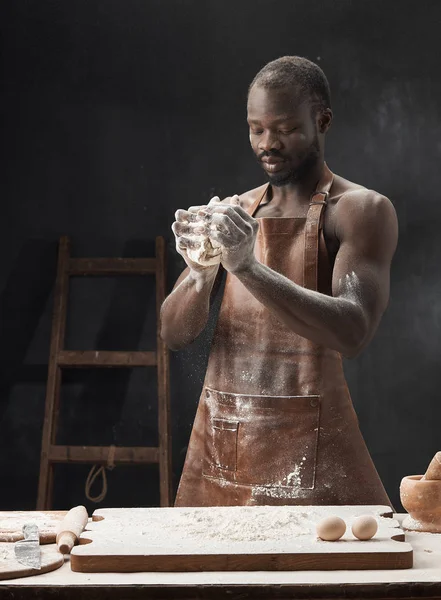 Σκούρο Δέρμα Νεαρός Άνδρας Στέκεται Καφέ Δερμάτινη Ποδιά Γυμνό Κορμό — Φωτογραφία Αρχείου